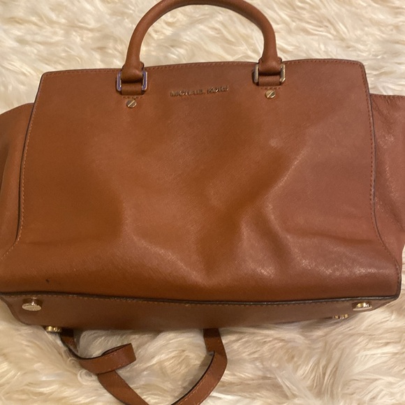 Michael Kors Selma Medium Brown Bag - Picture 5 of 8